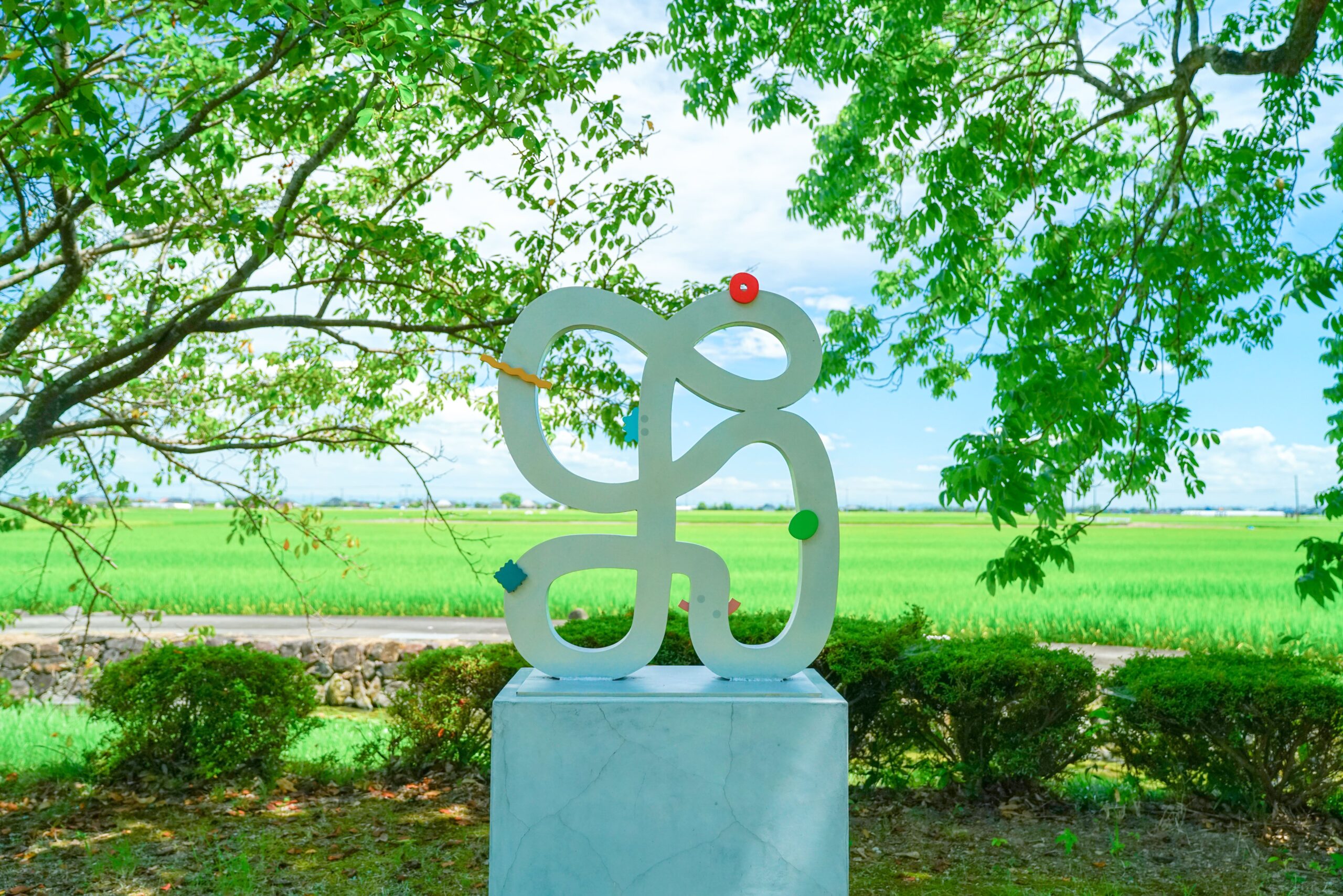縫ノ池に展示された高橋漠「えんえん（Endless Relationship）」