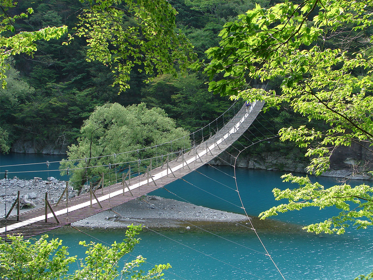 寸又峡の夢のつり橋と周囲の自然