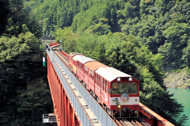 大井川鐵道井川線の南アルプスあぷとラインを走る列車
